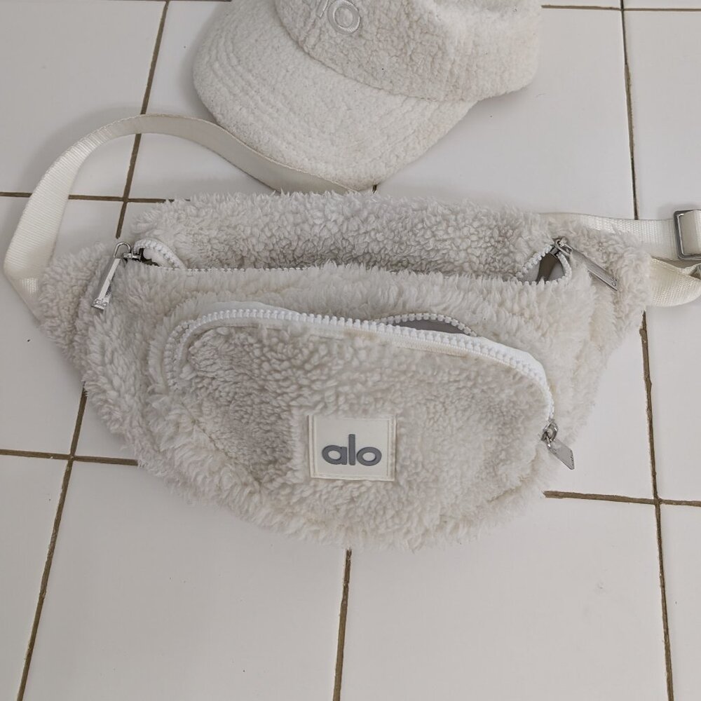 Alo Yoga Sherpa Explorer Fanny Pack Ivory